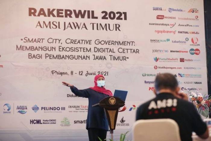 Di AMSI Jatim, Khofifah: Dengan Digitalisasi, Investasi Jatim Tumbuh 33,8% Di AMSI Jatim, Khofifah: Dengan Digitalisasi, Investasi Jatim Tumbuh 33,8%
