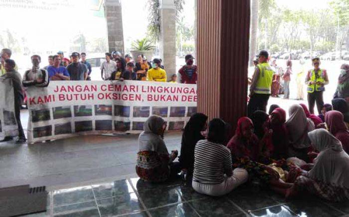 Tagih Janji, Warga kembali Demo Kantor Bupati Desak PT Gresik Jasatama Ditutup Tagih Janji, Warga kembali Demo Kantor Bupati Desak PT Gresik Jasatama Ditutup