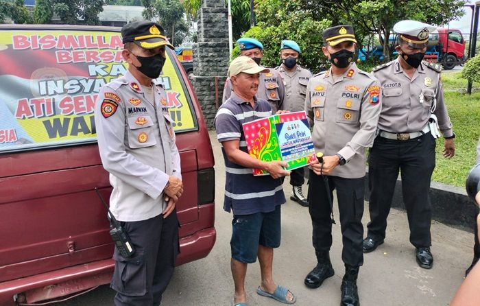 Bantu Ringankan Beban Masyarakat Dampak Penyesuaian BBM, Polres Pasuruan Gelar Baksos di 2 Titik Bantu Ringankan Beban Masyarakat Dampak Penyesuaian BBM, Polres Pasuruan Gelar Baksos di 2 Titik