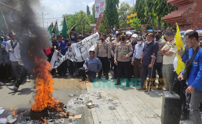 Demo Mahasiswa Tolak Kenaikan Harga BBM di Mojokerto Ricuh: Blokade Jalan Nasional hingga Bakar Ban Demo Mahasiswa Tolak Kenaikan Harga BBM di Mojokerto Ricuh: Blokade Jalan Nasional hingga Bakar Ban