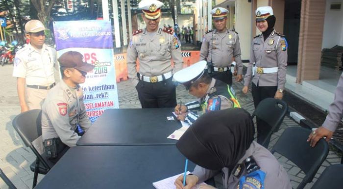 Awali Ops Keselamatan Semeru 2019, Satlantas Polresta Sidoarjo Tilang Dua Polisi Awali Ops Keselamatan Semeru 2019, Satlantas Polresta Sidoarjo Tilang Dua Polisi