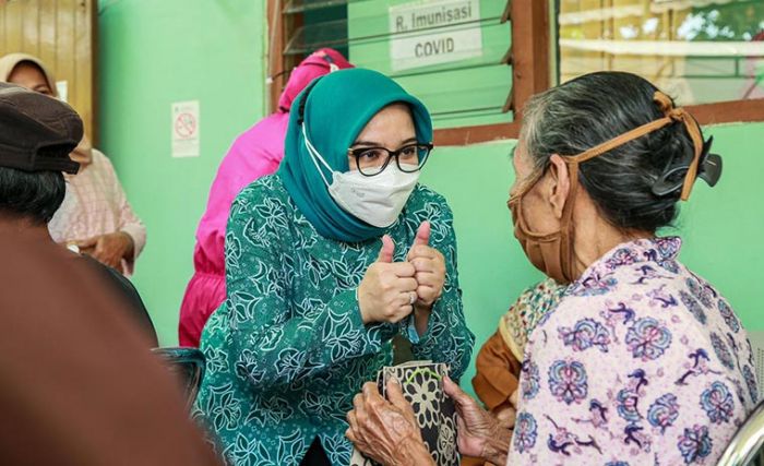 Beri Perhatian Khusus Vaksinasi Lansia, Ketua PKK Surabaya Datangi Puskesmas Satu per Satu Beri Perhatian Khusus Vaksinasi Lansia, Ketua PKK Surabaya Datangi Puskesmas Satu per Satu