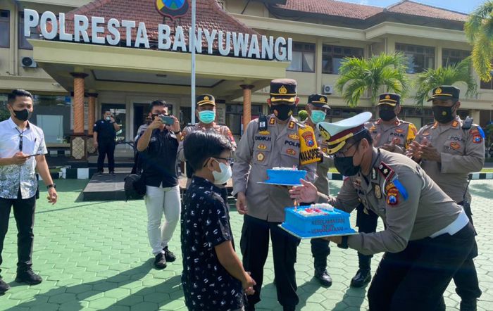 Perayaan HUT ke-66 Lalu Lintas, Polresta Banyuwangi dapat Kado dari Bocah Pengidola Polisi Perayaan HUT ke-66 Lalu Lintas, Polresta Banyuwangi dapat Kado dari Bocah Pengidola Polisi