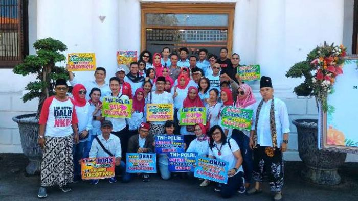 Berhasil Tanggulangi Kerusuhan, Arek Suroboyo Beri Penghargaan Polri Berhasil Tanggulangi Kerusuhan, Arek Suroboyo Beri Penghargaan Polri