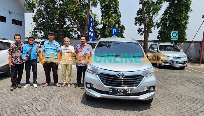 Mengintip Kisah Driver Taksi Online di Mojokerto yang Buka Jasa Cukur Pascakenaikan Harga BBM