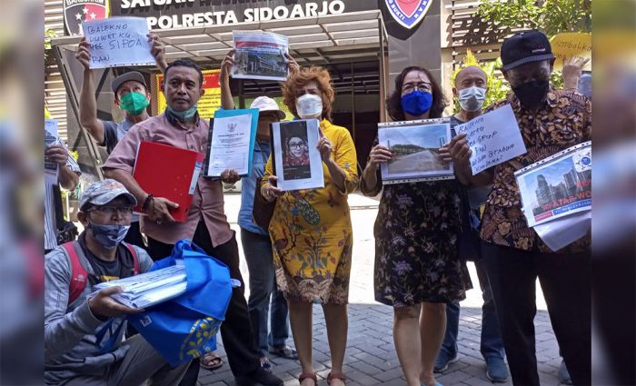 Korban PT Sipoa Geruduk Polresta Sidoarjo Serahkan Barang Bukti Dugaan Penipuan Korban PT Sipoa Geruduk Polresta Sidoarjo Serahkan Barang Bukti Dugaan Penipuan