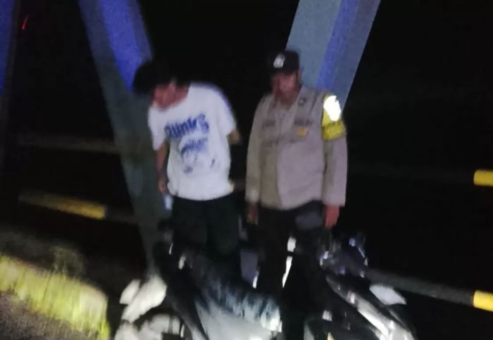 Motor dengan Kunci Beserta Dompet Ditinggal di Jembatan Bengawan Solo Lamongan, Polisi Cari Pemilik