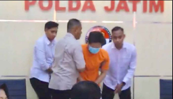 Dihadirkan saat Jumpa Pers, Mantan Ketua BNPM Surabaya Nyaris Tak Sadarkan Diri Dihadirkan saat Jumpa Pers, Mantan Ketua BNPM Surabaya Nyaris Tak Sadarkan Diri