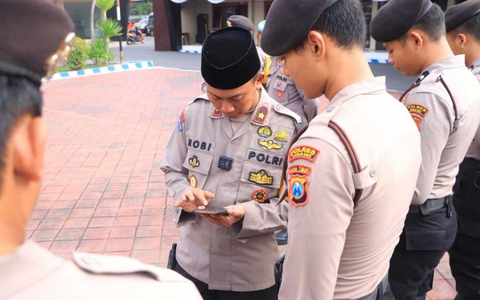 Antisipasi Judi Online di Lingkungan Polri, Wakapoles Ngawi Periksa Handphone Personelnya Antisipasi Judi Online di Lingkungan Polri, Wakapoles Ngawi Periksa Handphone Personelnya