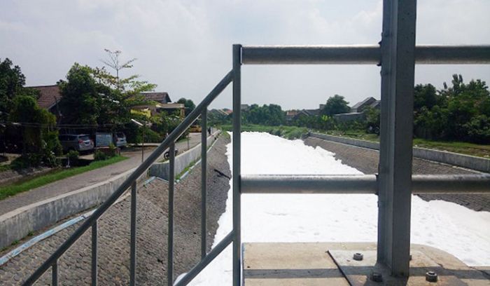 Sungai Sumput Sidoarjo Jadi Sungai Salju, Permukaan Dipenuhi Busa Putih Sungai Sumput Sidoarjo Jadi Sungai Salju, Permukaan Dipenuhi Busa Putih
