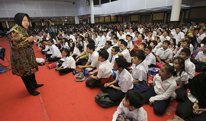 Risma Semangati Ribuan Pelajar Kejar Paket A, B, dan C Risma Semangati Ribuan Pelajar Kejar Paket A, B, dan C