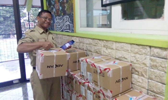 353 Tablet Bantuan BOS Kinerja Diterima SMAN 2 Batu