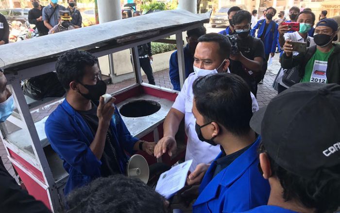 Gagal Gelar Demo Protes Kebijakan PPKM, BEM Unmuh Jember Pilih Baksos di Sekitar Gedung Dewan