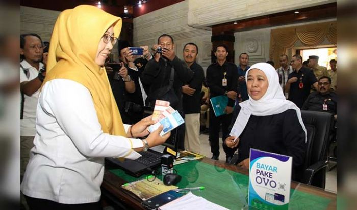 Gubernur Serahkan Zakat Maal 25 juta ke Baznas Jatim