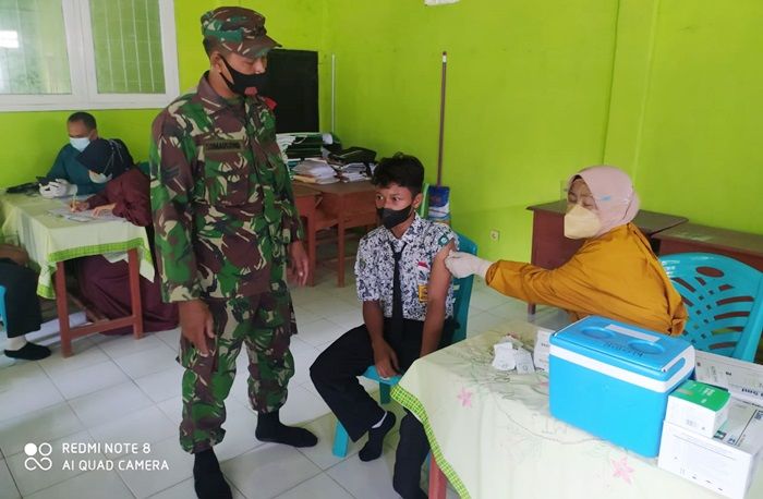 Semangat Hari Pahlawan, Satgas Covid-19 Kecamatan Plumpang Tuban Kawal Vaksinasi Pelajar