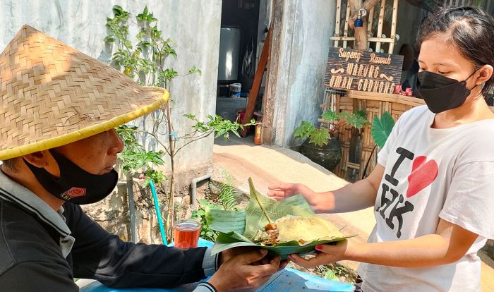 Jop Sepi Akibat Pandemi, Fotografer Beralih Jual Nasi Pecel Godong Jati, ini Keistimewaannya Jop Sepi Akibat Pandemi, Fotografer Beralih Jual Nasi Pecel Godong Jati, ini Keistimewaannya