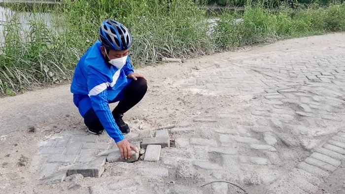 Tak Temukan Alat Berat di Perbaikan Jalan Mengare, Bupati Gresik Kesal dan Lakukan Ini Tak Temukan Alat Berat di Perbaikan Jalan Mengare, Bupati Gresik Kesal dan Lakukan Ini