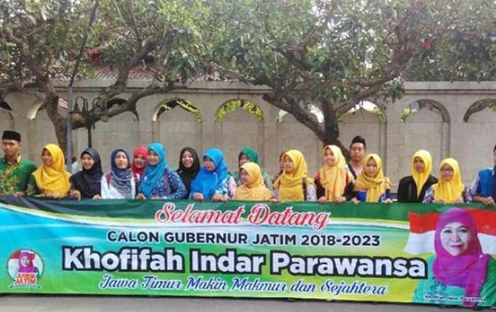 Nyekar ke Makam Bung Karno, Khofifah Disambut Spanduk: "Selamat Datang Calon Gubernur" Nyekar ke Makam Bung Karno, Khofifah Disambut Spanduk: "Selamat Datang Calon Gubernur"