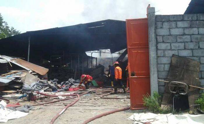 Diduga Akibat Korsleting, Gudang Peralatan Pesta di Randegan Sidoarjo Terbakar Diduga Akibat Korsleting, Gudang Peralatan Pesta di Randegan Sidoarjo Terbakar