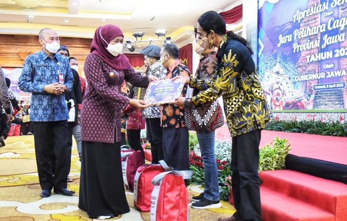 Gubernur Khofifah Beri Apresiasi 1.000 Seniman dan 240 Juru Pelihara Cagar Budaya Jatim Gubernur Khofifah Beri Apresiasi 1.000 Seniman dan 240 Juru Pelihara Cagar Budaya Jatim