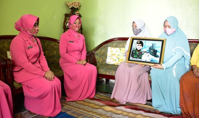 Serka Eki, Juru Mudi 1 KRI Nanggala-402 Tinggalkan Istri Hamil 5 Bulan Serka Eki, Juru Mudi 1 KRI Nanggala-402 Tinggalkan Istri Hamil 5 Bulan