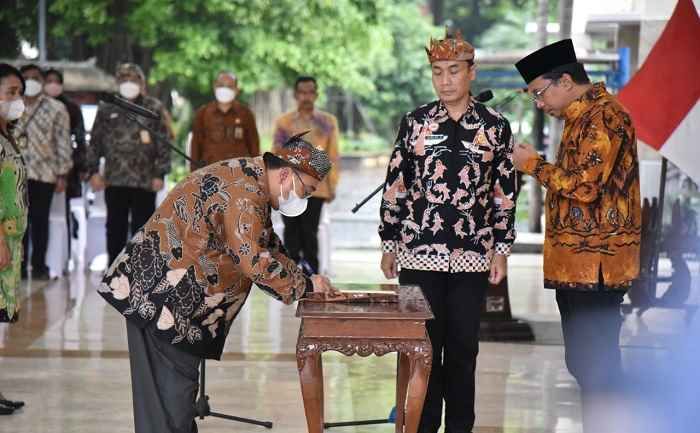 Lantik Ratusan Pejabat, Bupati Sidoarjo Minta Pejabat Tak Lari dari Tanggung Jawab Lantik Ratusan Pejabat, Bupati Sidoarjo Minta Pejabat Tak Lari dari Tanggung Jawab
