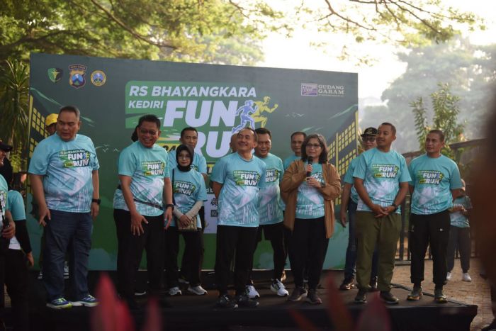 Pj Wali Kota Kediri dan Kapusdokkes Polri Lepas RS Bhayangkara Fun Run 2024 Pj Wali Kota Kediri dan Kapusdokkes Polri Lepas RS Bhayangkara Fun Run 2024