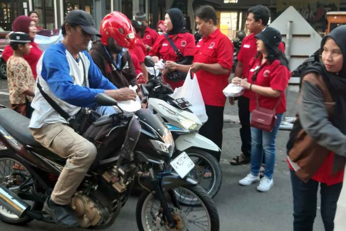 Bersama PAC, Bendahara DPC PDIP Gresik, Bagikan Ratusan Takjil Bersama PAC, Bendahara DPC PDIP Gresik, Bagikan Ratusan Takjil