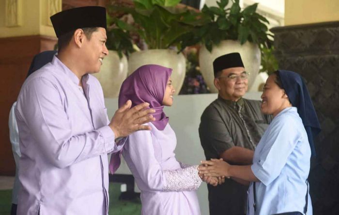 Open House Lebaran 2023, Mas Abu dan Bunda Fey Salami Warga hingga Selfie Open House Lebaran 2023, Mas Abu dan Bunda Fey Salami Warga hingga Selfie