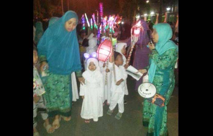 Sambut Tahun Baru Islam, Ratusan Siswa TK Nururrahman Tamanan Bondowoso Shalawatan dan Pawai Obor