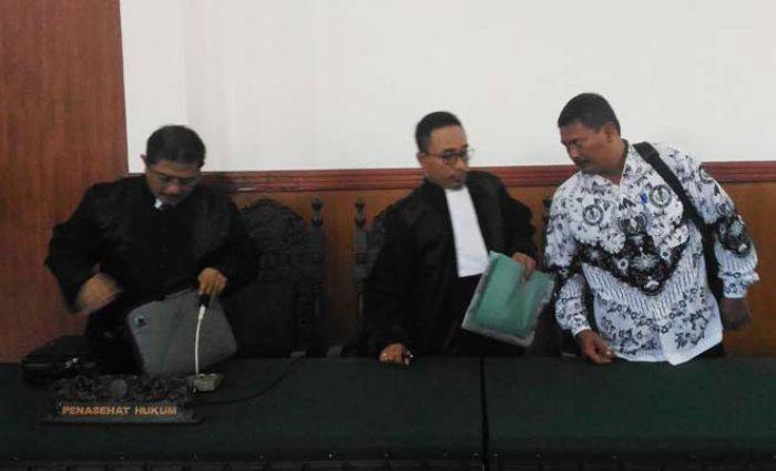 Terdakwa Guru Cubit Siswa di Sidoarjo Dituntut 6 Bulan Penjara Terdakwa Guru Cubit Siswa di Sidoarjo Dituntut 6 Bulan Penjara