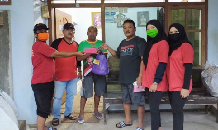 Relawan Barata Salurkan Ratusan Paket Sembako pada Warga Terdampak Covid-19 Relawan Barata Salurkan Ratusan Paket Sembako pada Warga Terdampak Covid-19
