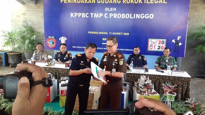 Bea Cukai Probolinggo Amankan Ratusan Karton Rokok Ilegal Bea Cukai Probolinggo Amankan Ratusan Karton Rokok Ilegal