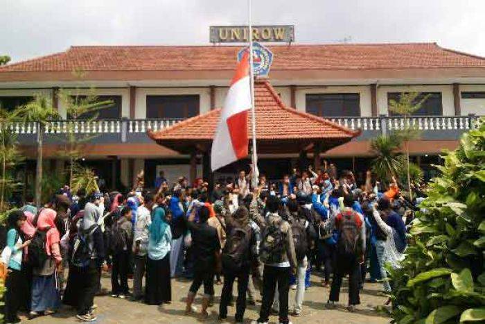 Tak Kunjung Aktif, Mahasiswa Unirow Tuban Boikot Sidang Skripsi