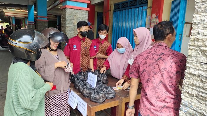 Harga Telur Melambung, Warga Serbu Operasi Pasar Telur Ayam di Pasar Kedung Maling Mojokerto Harga Telur Melambung, Warga Serbu Operasi Pasar Telur Ayam di Pasar Kedung Maling Mojokerto