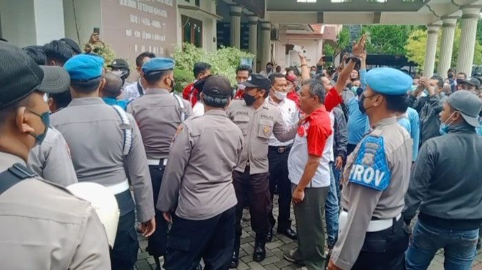 Buntut Pemberhentian 128 Karyawan RSUD Kota Probolinggo, Massa Aksi Nyaris Bentrok dengan Polisi Buntut Pemberhentian 128 Karyawan RSUD Kota Probolinggo, Massa Aksi Nyaris Bentrok dengan Polisi