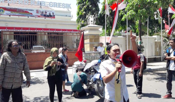 Bawa Tukang Bakpao dan CD, Puluhan Massa Demo DPRD Gresik Tolak Jasmas dan Kunker