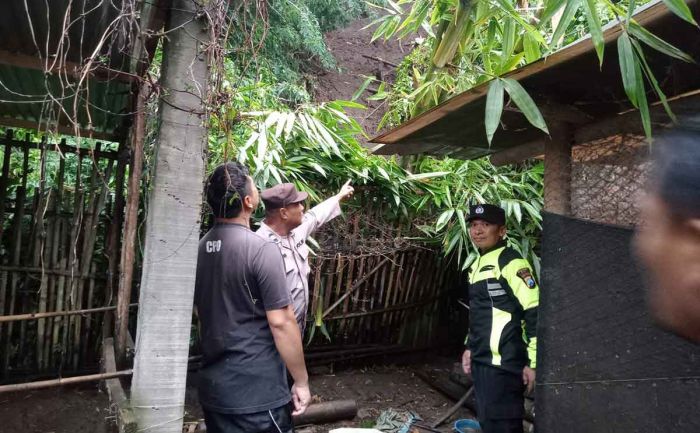Hujan Deras di Kota Batu, Plengsengan Ambrol Timpa Rumah Warga Tlekung Hujan Deras di Kota Batu, Plengsengan Ambrol Timpa Rumah Warga Tlekung