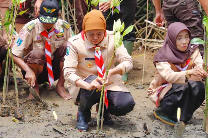 Peringati Hari Gerakan Satu Juta Pohon, Gubernur Jatim Ajak Warga Jaga Alam Peduli Lingkungan