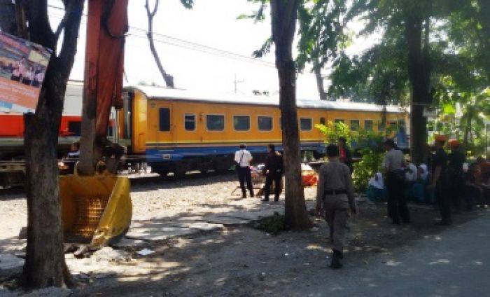 Puluhan Bangunan Liar di Waru Sidoarjo Diratakan