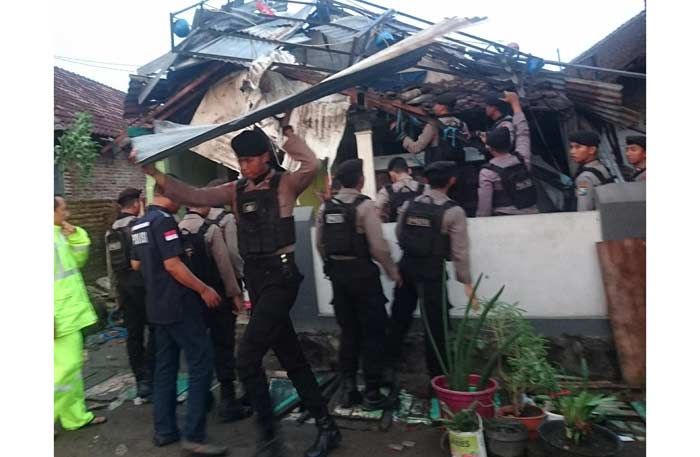 Puting Beliung di Tulangan Rusak Puluhan Rumah, Poresta Sidoarjo Terjunkan Puluhan Personel