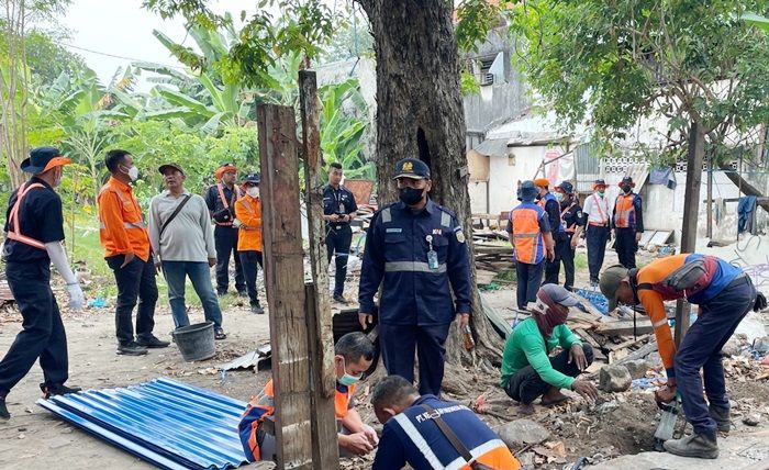 Amankan Aset Negara, KAI Daop 8 Surabaya Tertibkan Lahan di Jalan Ambengan Amankan Aset Negara, KAI Daop 8 Surabaya Tertibkan Lahan di Jalan Ambengan
