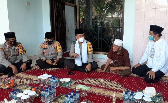 Sambil Lesehan, Kapolda Jatim Minta Doa Restu Pengasuh Ponpes Salafiyyah Al-Misbar