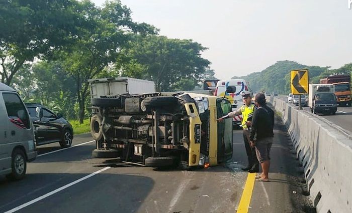 Dihantam Trailer dari Belakang, Truk Box Terguling di Tol Sidoarjo Dihantam Trailer dari Belakang, Truk Box Terguling di Tol Sidoarjo