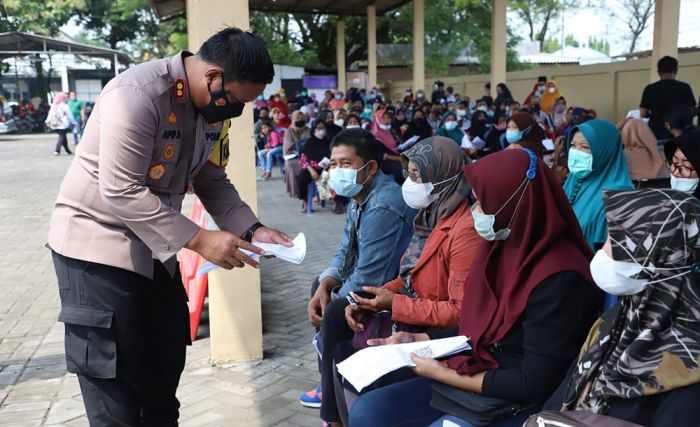 6.000 Pedagang Mikro di Mojokerto Dapat BTPKLWN Masing-Masing Rp600 Ribu 6.000 Pedagang Mikro di Mojokerto Dapat BTPKLWN Masing-Masing Rp600 Ribu
