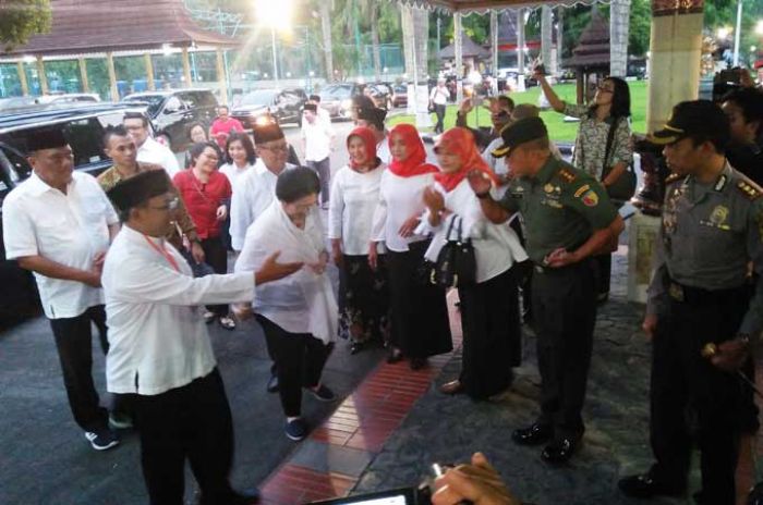 Peringati Harlah Pancasila, Bupati Blitar Sambut Rombongan Megawati di Pendopo Ronggo Hadi Negoro Peringati Harlah Pancasila, Bupati Blitar Sambut Rombongan Megawati di Pendopo Ronggo Hadi Negoro