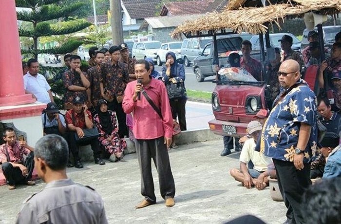 ​Rastra Tak Tepat Sasaran, Belasan Kades di Blitar Lakukan Aksi Unjuk Rasa