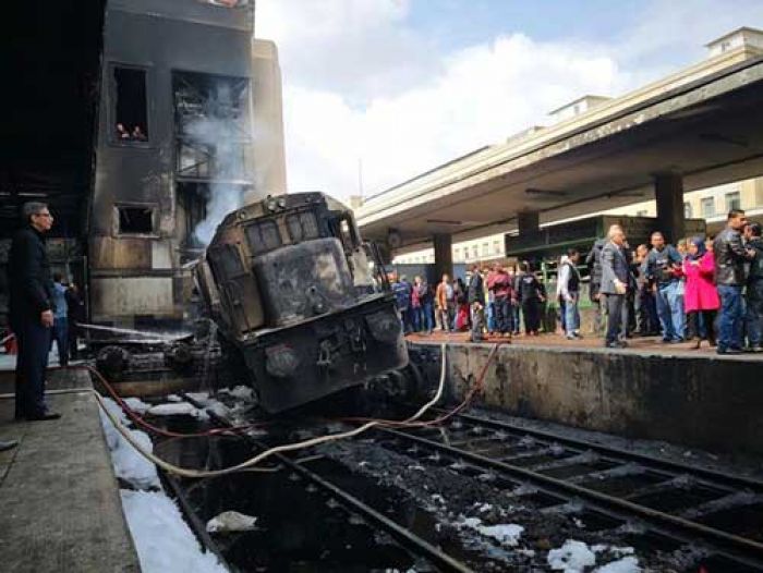 Kereta Api Meledak dan Terbakar saat Masuk Stasiun, 25 Tewas Kereta Api Meledak dan Terbakar saat Masuk Stasiun, 25 Tewas