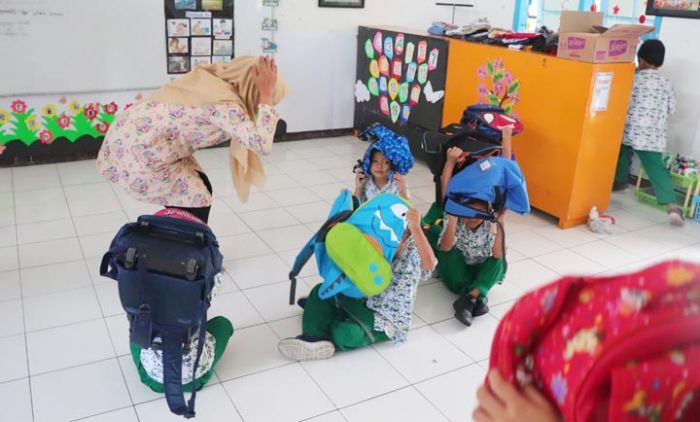 Tanggap Bencana, Siswa KB-TK Al Muslim Sidoarjo Ikuti Simulasi Gempa