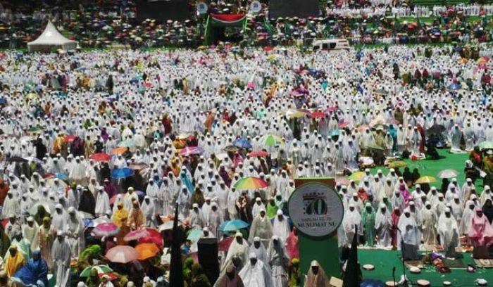 Puluhan Ribu Peserta Harlah Muslimat NU Salat Jama Puluhan Ribu Peserta Harlah Muslimat NU Salat Jama
